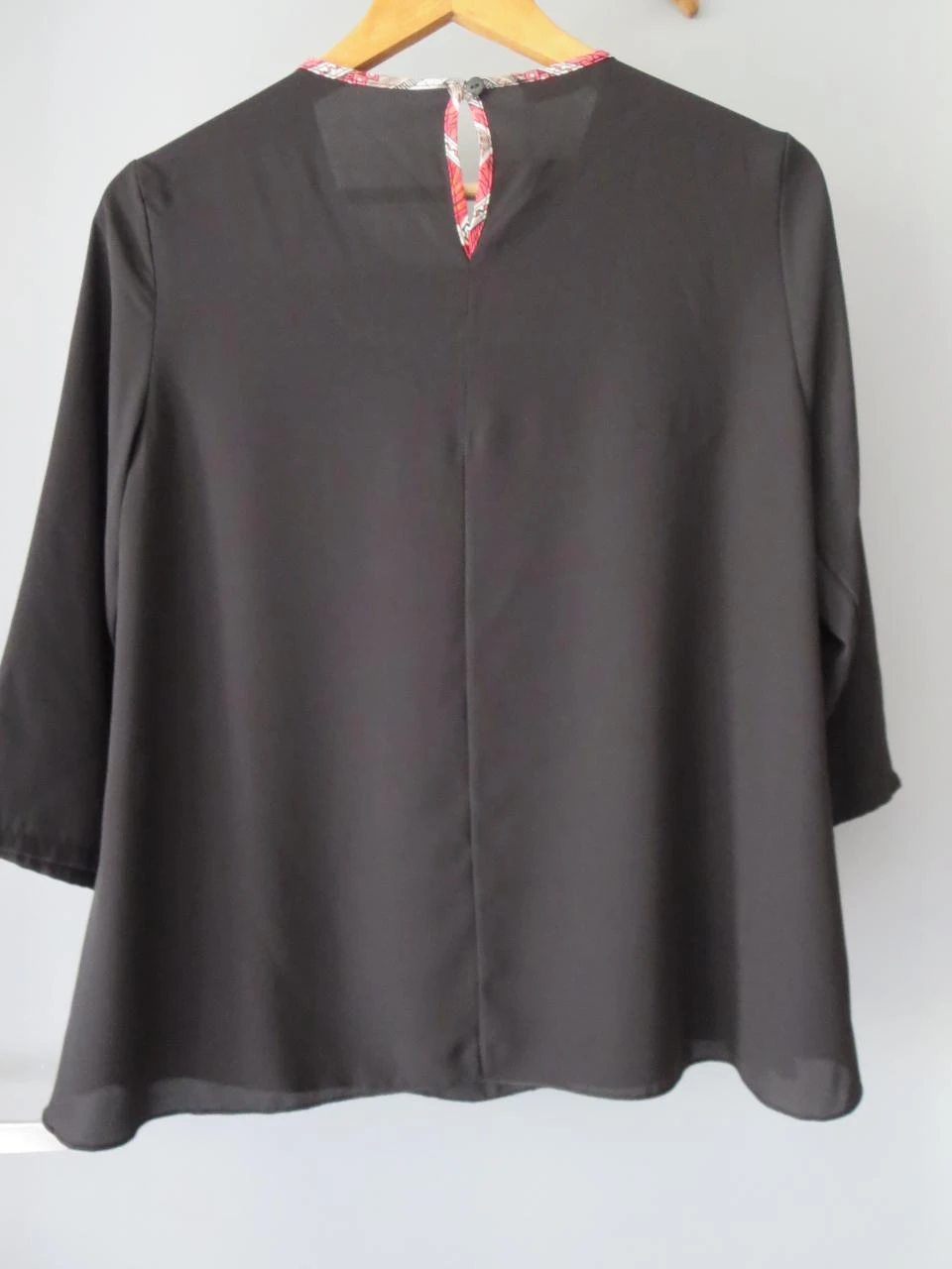 Blusa chique preta com motivos geométricos - Nova com etiqueta tamanho 40 – photo 2